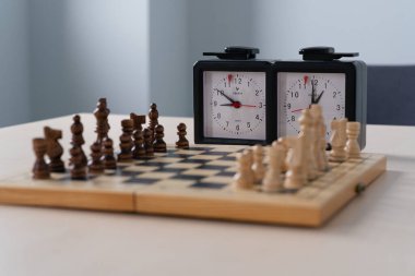 Satranç tahtasındaki tahta satranç taşları. Seçici odaklanma, satranç tahtasındaki satranç taşlarının kapatılması,