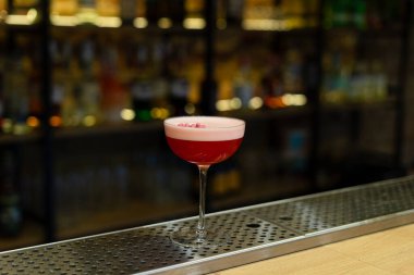 Lezzetli kokteyl, kiraz ve pipet barda. 