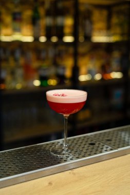 Lezzetli kokteyl, kiraz ve pipet barda. 