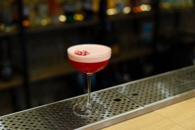 Lezzetli kokteyl, kiraz ve pipet barda. 