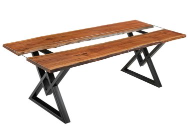 Doğal ahşaptan yapılmış masalar beyazda izole edilmiş. Tahta masalar.