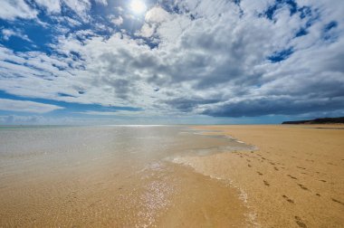 Gündüz vakti güzel sahil manzarası