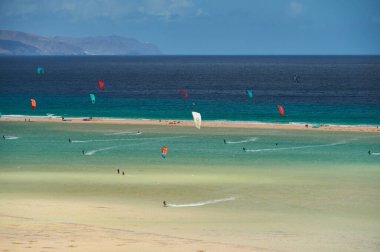 Deniz manzaralı güzel bir sahil.