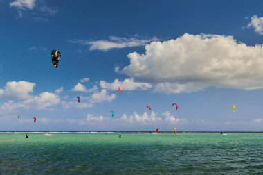 Sahilde güzel bir uçurtma resmi.