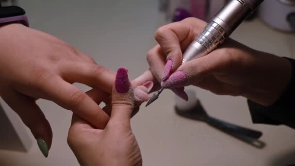 Zbliżenie Dziewczyny Robiącej Manicure Salonie Piękności Opieka Nad Paznokciami Manikiurzystka — Wideo stockowe