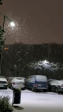 Kar yağıyor. Dışarıda kış var..