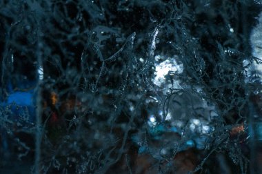 Bir bardak suya yaklaş.