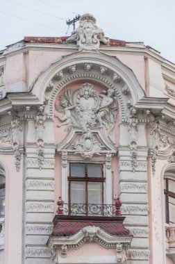 Pencereler ve balkonlar eski Odessa mimarisinin bir parçasıdır. İnanılmaz ve otantik.. 