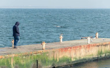 Karadeniz kıyısında hafta sonu yürüyüşü.