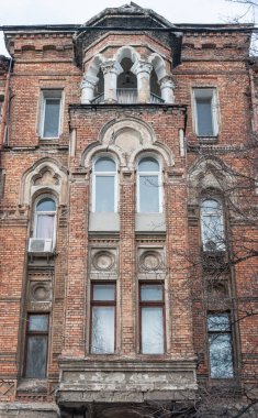 Pencereler ve balkonlar eski Odessa mimarisinin bir parçasıdır. İnanılmaz ve otantik..