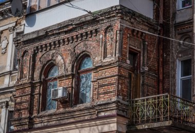 Pencereler ve balkonlar eski Odessa mimarisinin bir parçasıdır. İnanılmaz ve otantik..