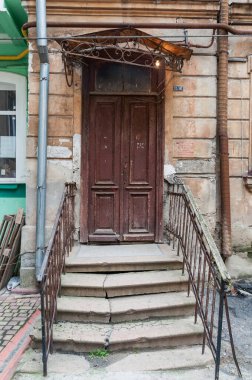 Eski Odessa sokaklarının bir parçası olarak pencereler ve kapılar.