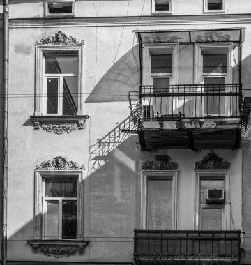 Pencereler ve balkonlar eski Odessa mimarisinin bir parçasıdır. İnanılmaz ve otantik..