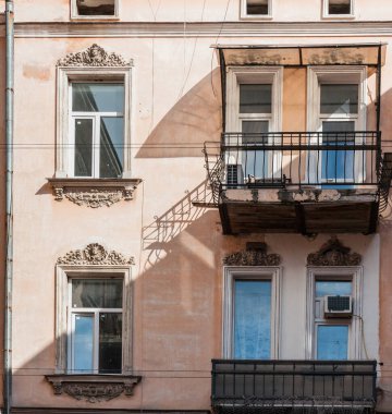 Pencereler ve balkonlar eski Odessa mimarisinin bir parçasıdır. İnanılmaz ve otantik..