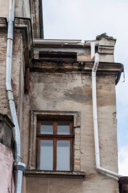 Pencereler ve balkonlar eski Odessa mimarisinin bir parçasıdır. İnanılmaz ve otantik..