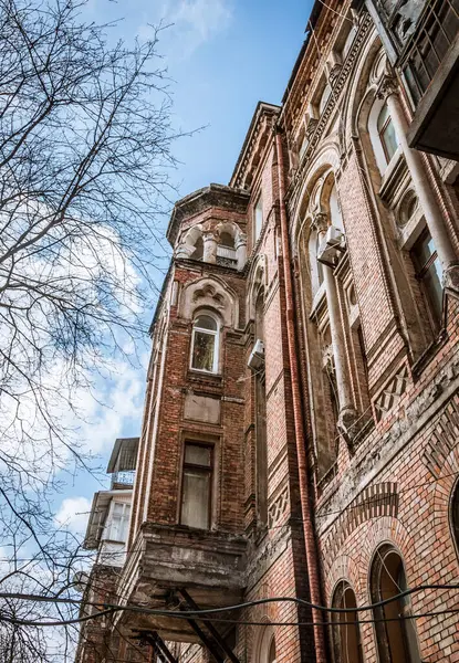 Pencereler ve balkonlar eski Odessa mimarisinin bir parçasıdır. İnanılmaz ve otantik..