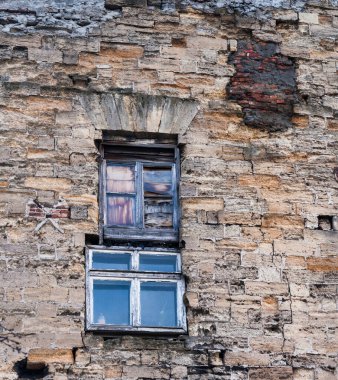 Pencereler ve balkonlar eski Odessa mimarisinin bir parçasıdır. İnanılmaz ve otantik..