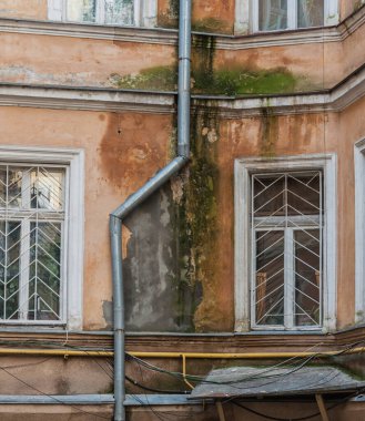 Pencereler ve balkonlar eski Odessa mimarisinin bir parçasıdır. İnanılmaz ve otantik..