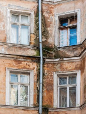 Pencereler ve balkonlar eski Odessa mimarisinin bir parçasıdır. İnanılmaz ve otantik..