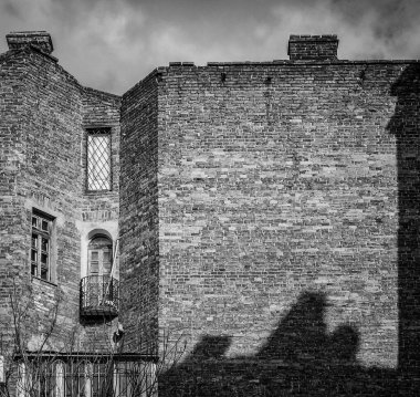 Pencereler ve balkonlar eski Odessa mimarisinin bir parçasıdır. İnanılmaz ve otantik..