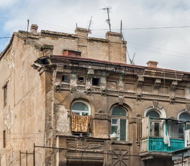 Pencereler ve balkonlar eski Odessa mimarisinin bir parçasıdır. İnanılmaz ve otantik..