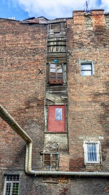 Pencereler ve balkonlar eski Odessa mimarisinin bir parçasıdır. İnanılmaz ve otantik..