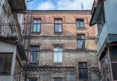 Pencereler ve balkonlar eski Odessa mimarisinin bir parçasıdır. İnanılmaz ve otantik..