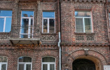 Pencereler ve balkonlar eski Odessa mimarisinin bir parçasıdır. İnanılmaz ve otantik..