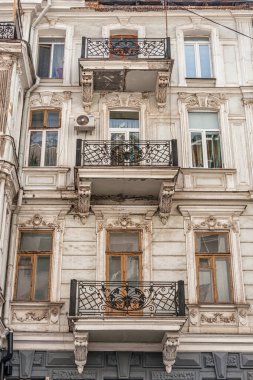 Pencereler ve balkonlar eski Odessa mimarisinin bir parçasıdır. İnanılmaz ve otantik..