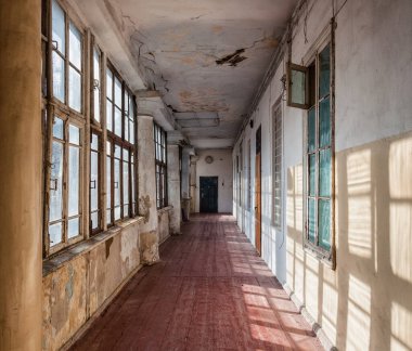 Pencereler ve balkonlar eski Odessa mimarisinin bir parçasıdır. İnanılmaz ve otantik..