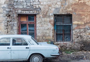 Pencereler ve balkonlar eski Odessa mimarisinin bir parçasıdır. İnanılmaz ve otantik..