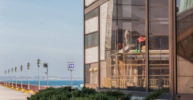 Pencereler ve balkonlar eski Odessa mimarisinin bir parçasıdır. İnanılmaz ve otantik..