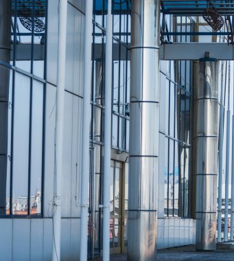 Pencereler ve balkonlar eski Odessa mimarisinin bir parçasıdır. İnanılmaz ve otantik..