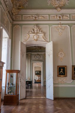 Eski Odessa sokaklarının bir parçası olarak pencereler ve kapılar.