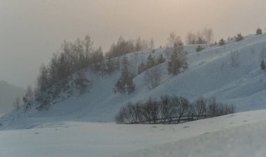 Karda Sluch nehrinin üzerinden yürü.