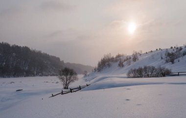 Karda Sluch nehrinin üzerinden yürü.