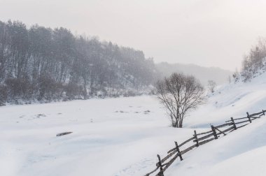 Karda Sluch nehrinin üzerinden yürü.