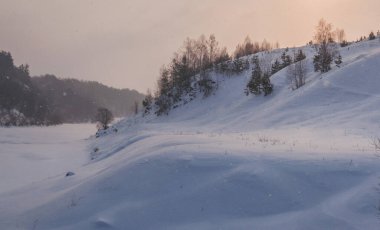Karda Sluch nehrinin üzerinden yürü.