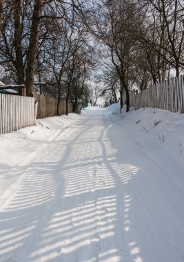 Karda Sluch nehrinin üzerinden yürü.