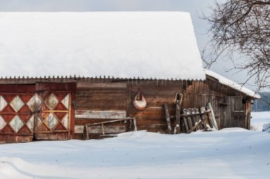 Karda Sluch nehrinin üzerinden yürü.