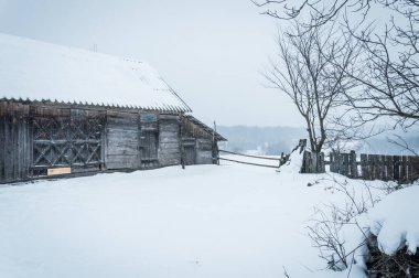 Karda Sluch nehrinin üzerinden yürü.