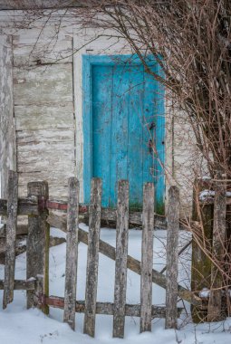 Karda Sluch nehrinin üzerinden yürü.