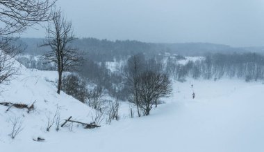 Karda Sluch nehrinin üzerinden yürü.