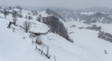 Karda Sluch nehrinin üzerinden yürü.
