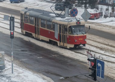 Tramvay Kyiv 'de bir caddede sürüyor.