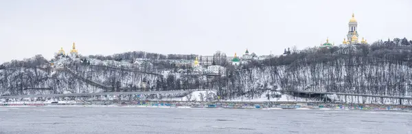 Kiev 'deki Dinyeper Nehri' ndeki manastır kompleksine Kiev-Pechersk Lavra denir..