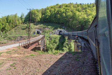 Demiryolları Karpat Dağları 'ndan geçiyor..