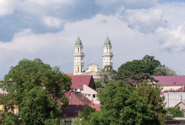 Uzhgorod sokaklarında yürü.
