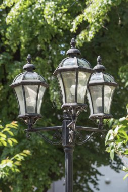 Şehrin eski bölümünde duvar ışığı.