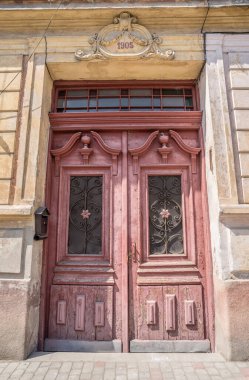 Eski Uzhgorod sokaklarının bir parçası olarak pencereler ve kapılar.